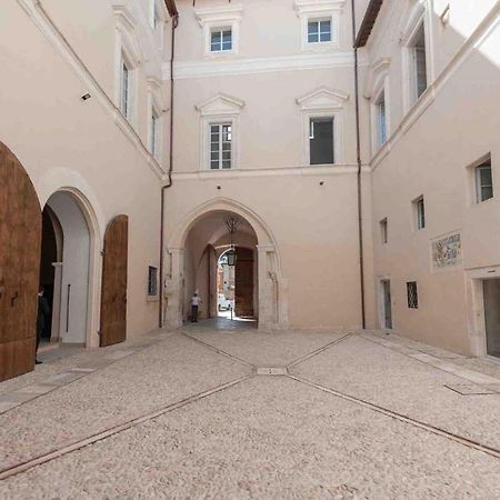 Palazzo Pica Alfieri Centro Storico Bed & Breakfast L'Aquila Ngoại thất bức ảnh