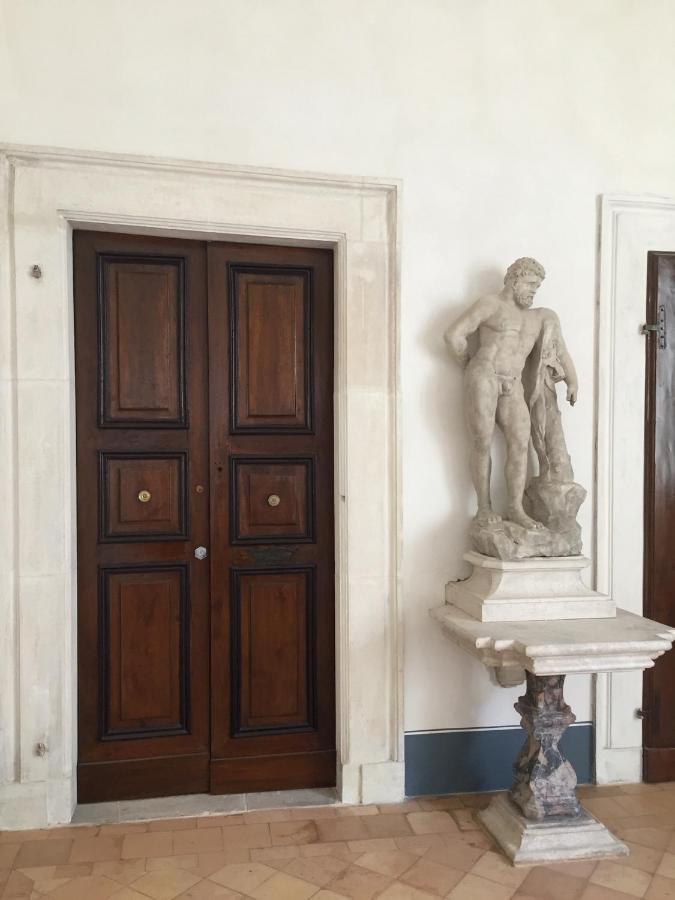 Palazzo Pica Alfieri Centro Storico Bed & Breakfast L'Aquila Ngoại thất bức ảnh